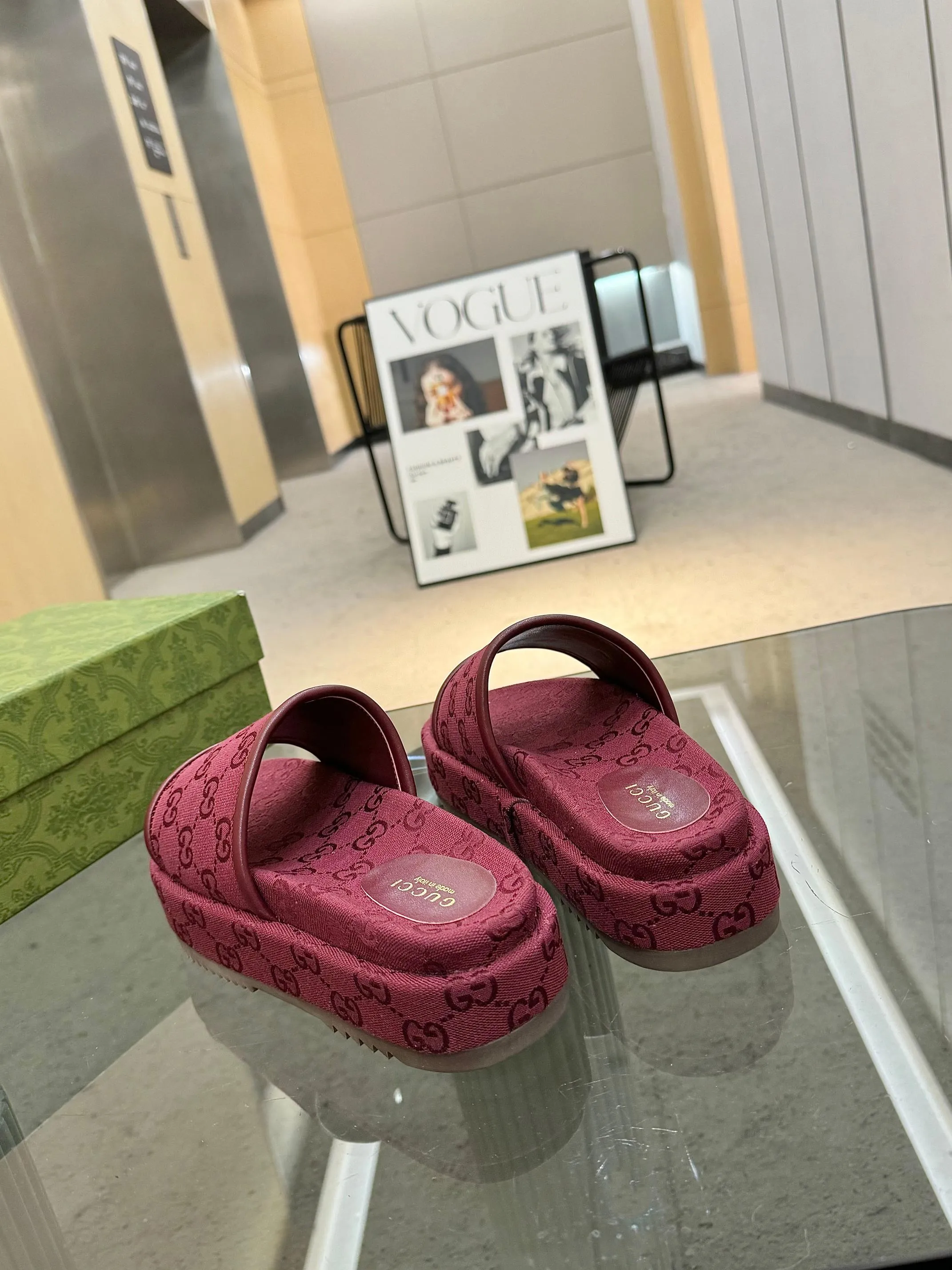 👟👟Ex-factory price 400👟👟 Shipped all year round, Gucci's latest limited edition thick-soled slippers. Top quality for sale. Purchase genuine product for development. The material and workmanship are consistent with the original. Upper: original special printing process. Lining: dyed sheepskin. Outsole: Italian private model outsole. Size: 35-43M standard size. 41, 42, 43 are also customized and cannot be returned. Sole thickness: 5.5cm. Forefoot 4cm.